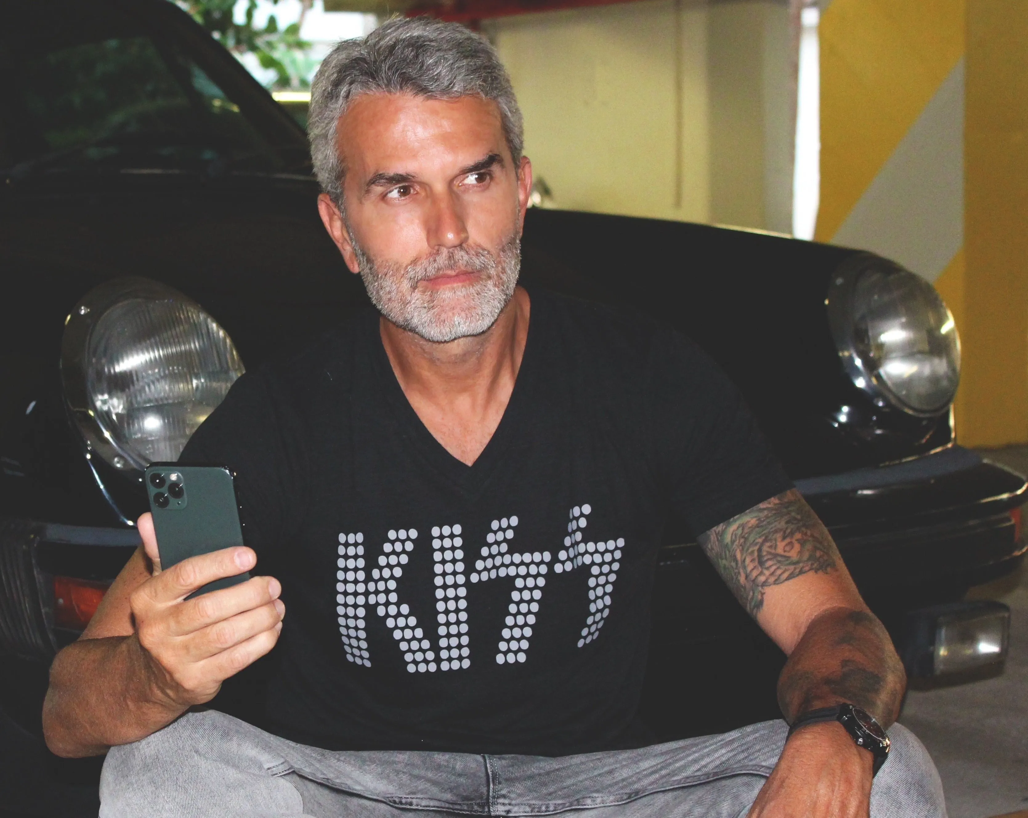 KISS short sleeve V-neck t-shirt