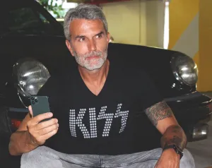 KISS short sleeve V-neck t-shirt