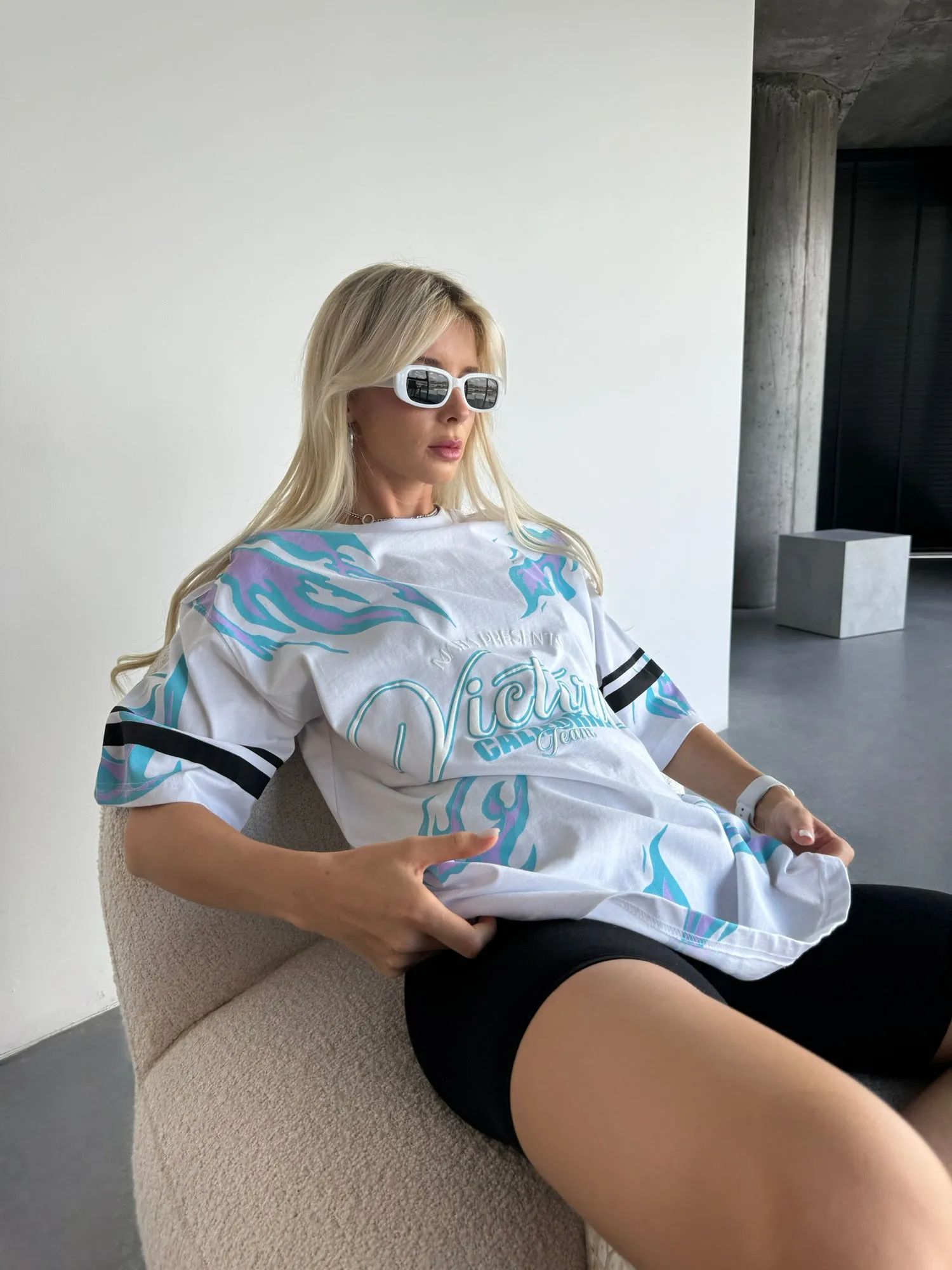 Oversize Victory T-shirt - White and Blue